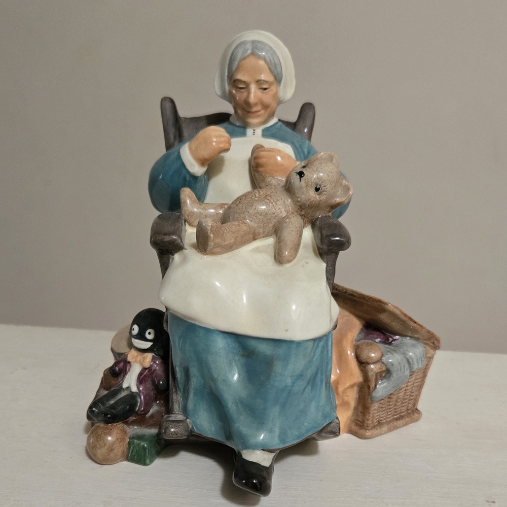Vintage Royal Doulton Porcelain Figurine The Nanny HN 2221